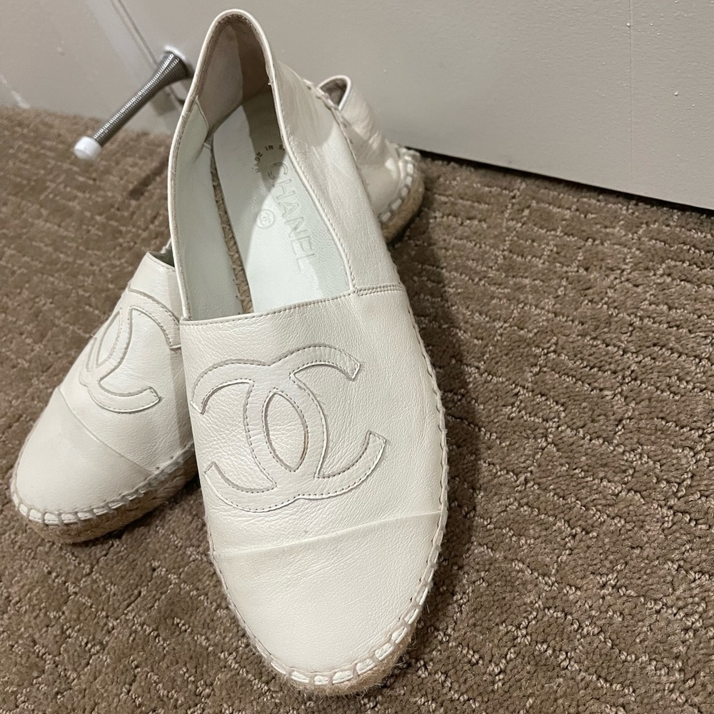 CHANEL Cream Espadrilles with Iconic CC Logo - Picture 3 of 7